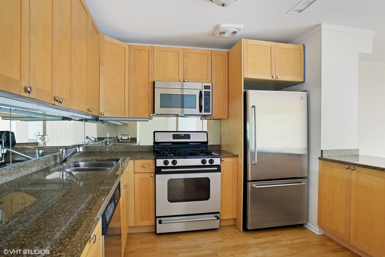 6102 North Sheridan Road, Unit 307 Chicago, IL 60660 - Photo 3 of 10 a kitchen with a refrigerator stove and microwave