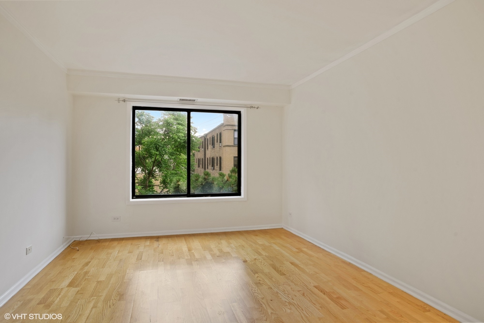 6102 North Sheridan Road, Unit 307 Chicago, IL 60660 - Photo 5 of 10 an empty room with a window