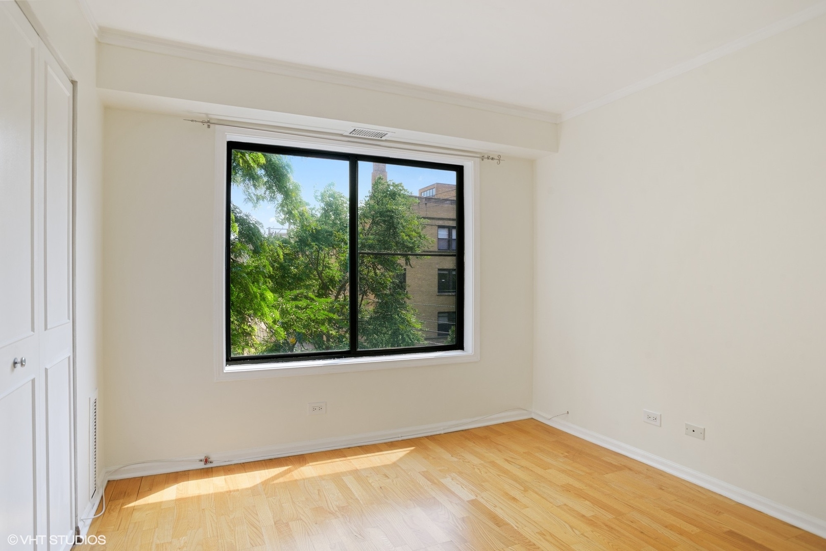 6102 North Sheridan Road, Unit 307 Chicago, IL 60660 - Photo 7 of 10 an empty room with a window