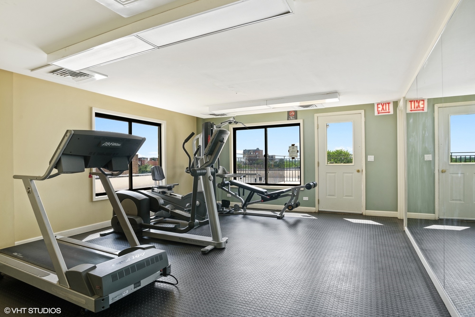 6102 North Sheridan Road, Unit 307 Chicago, IL 60660 - Photo 9 of 10 a view of a room with gym equipment