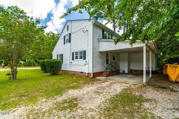 a view of a house with a backyard