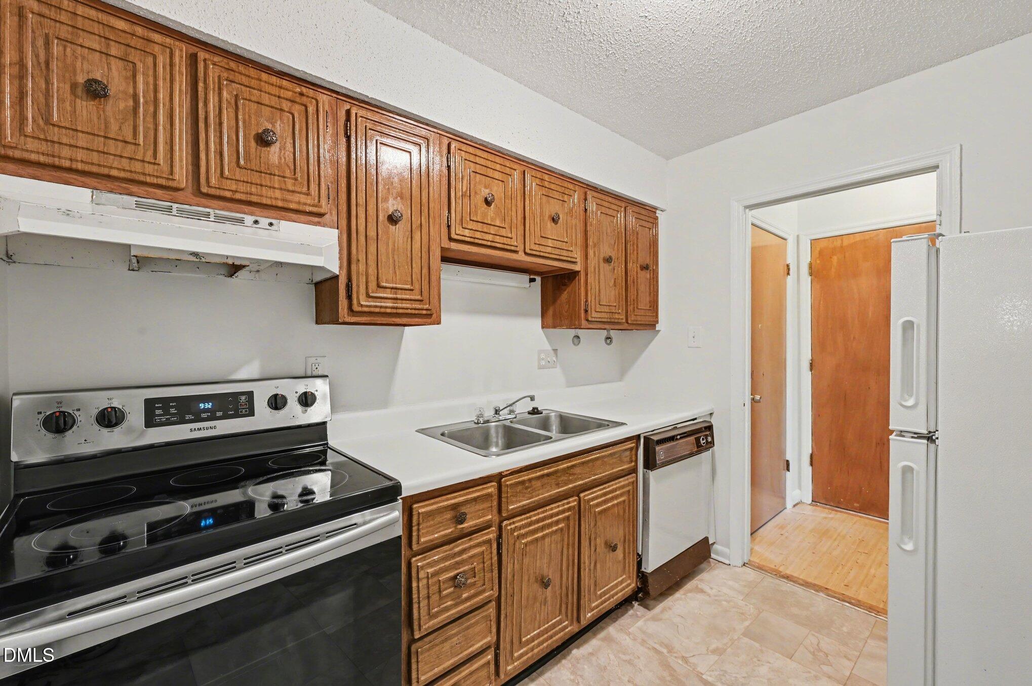 501 Jones Ferry Road, Unit J9 Carrboro, NC 27510 - Photo 5 of 22 005-501 Jones Ferry J9