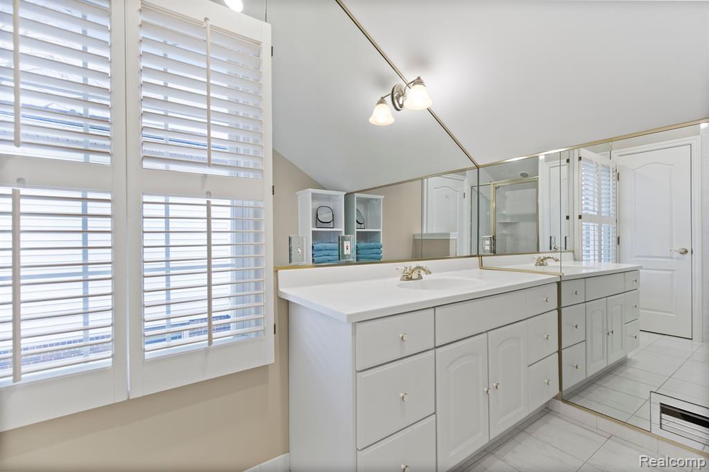 1395 Roslyn Road Grosse Pointe Woods, MI 48236 - Photo 26 of 43