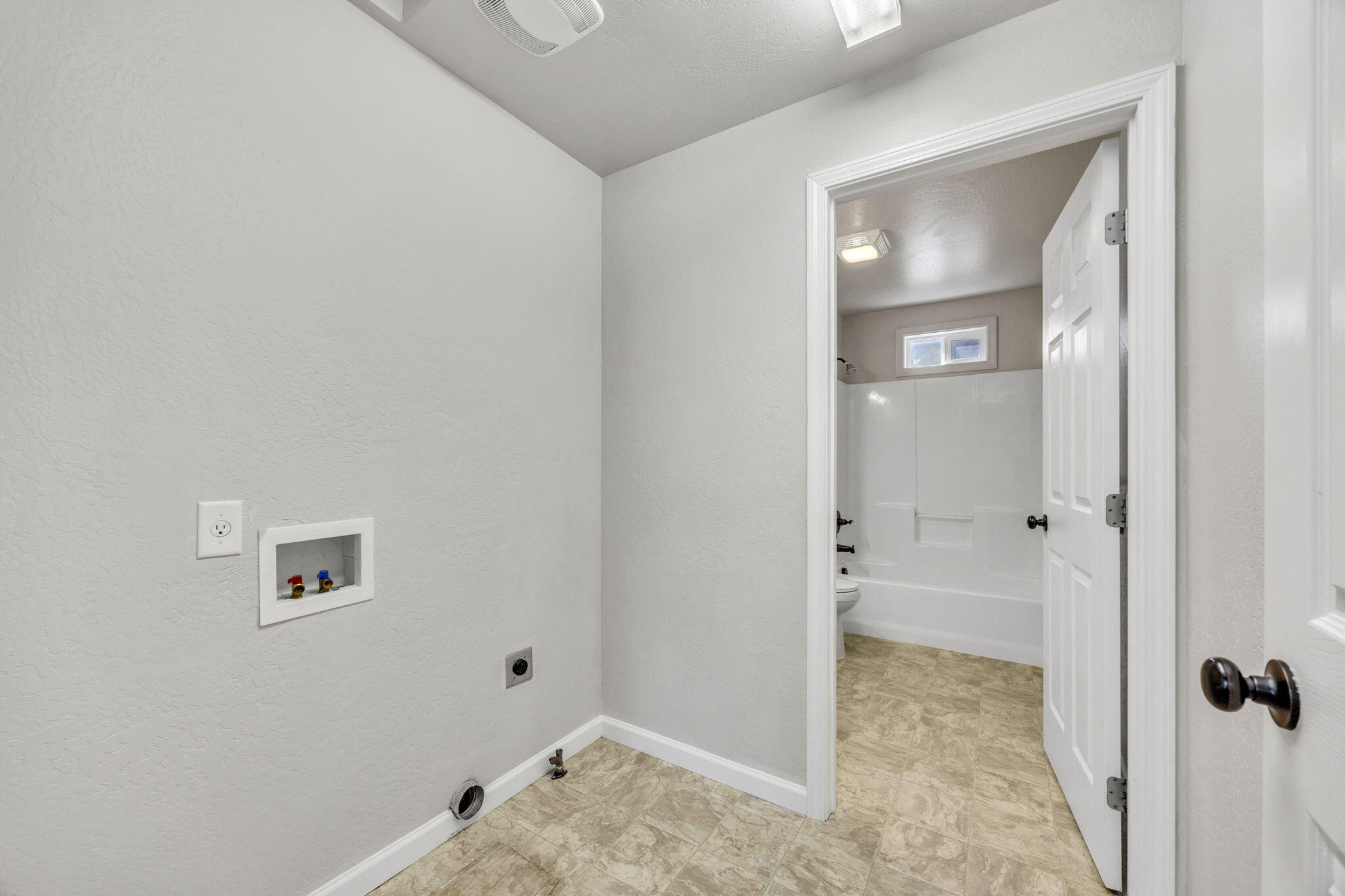 225 Wilson Road Central Point, OR 97502 - Photo 15 of 63 Laundry room