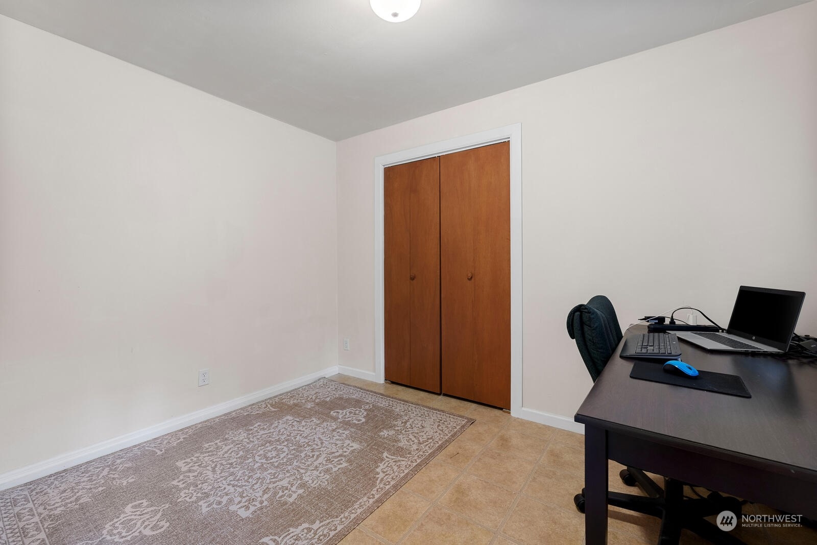 7524 Maxwelton Road Clinton, WA 98236 - Photo 22 of 30 a view of workspace with furniture