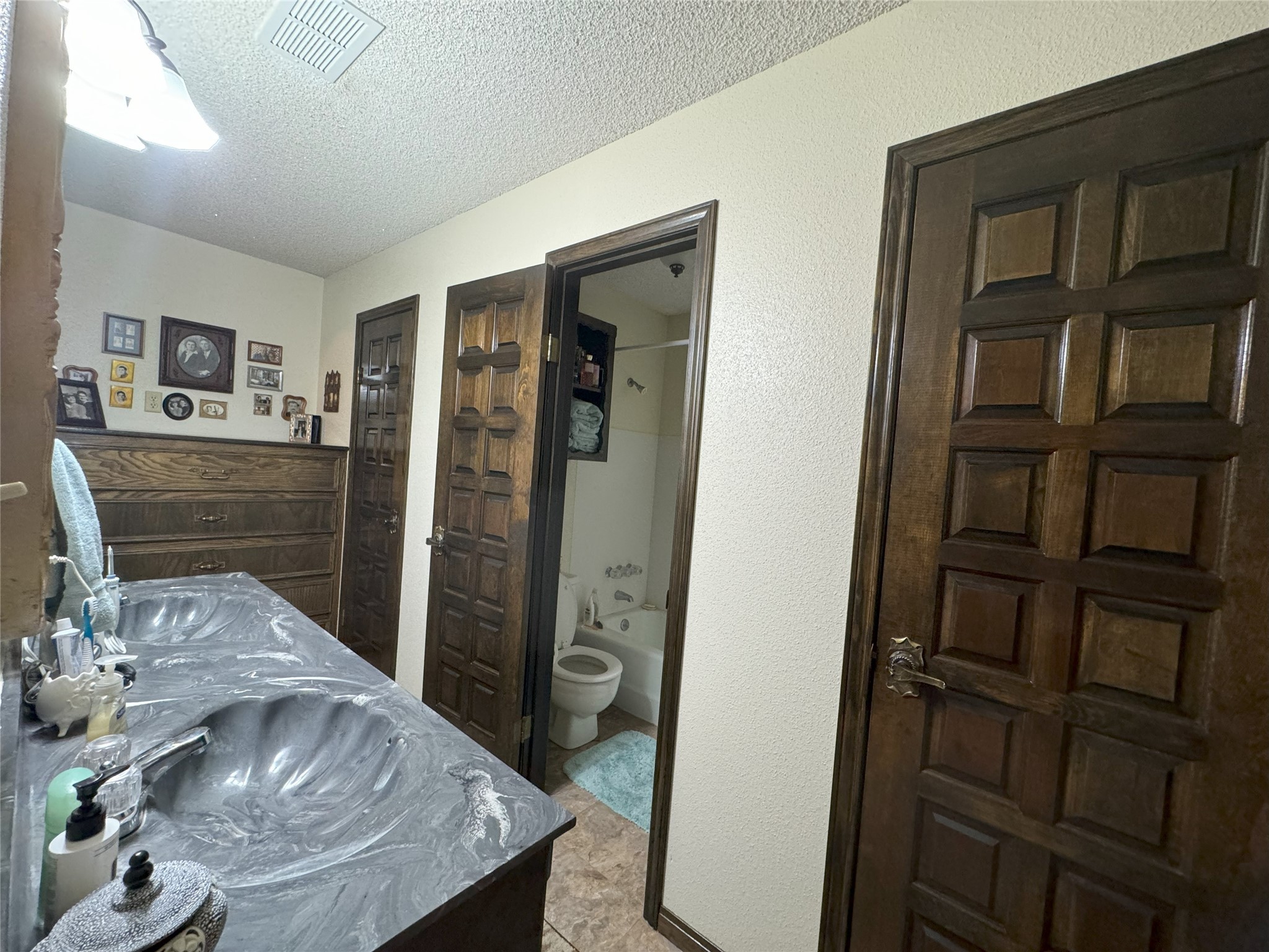 11586 Midway Road Cleveland, TX 77328 - Photo 8 of 37 a view of a livingroom and a livingroom with furniture