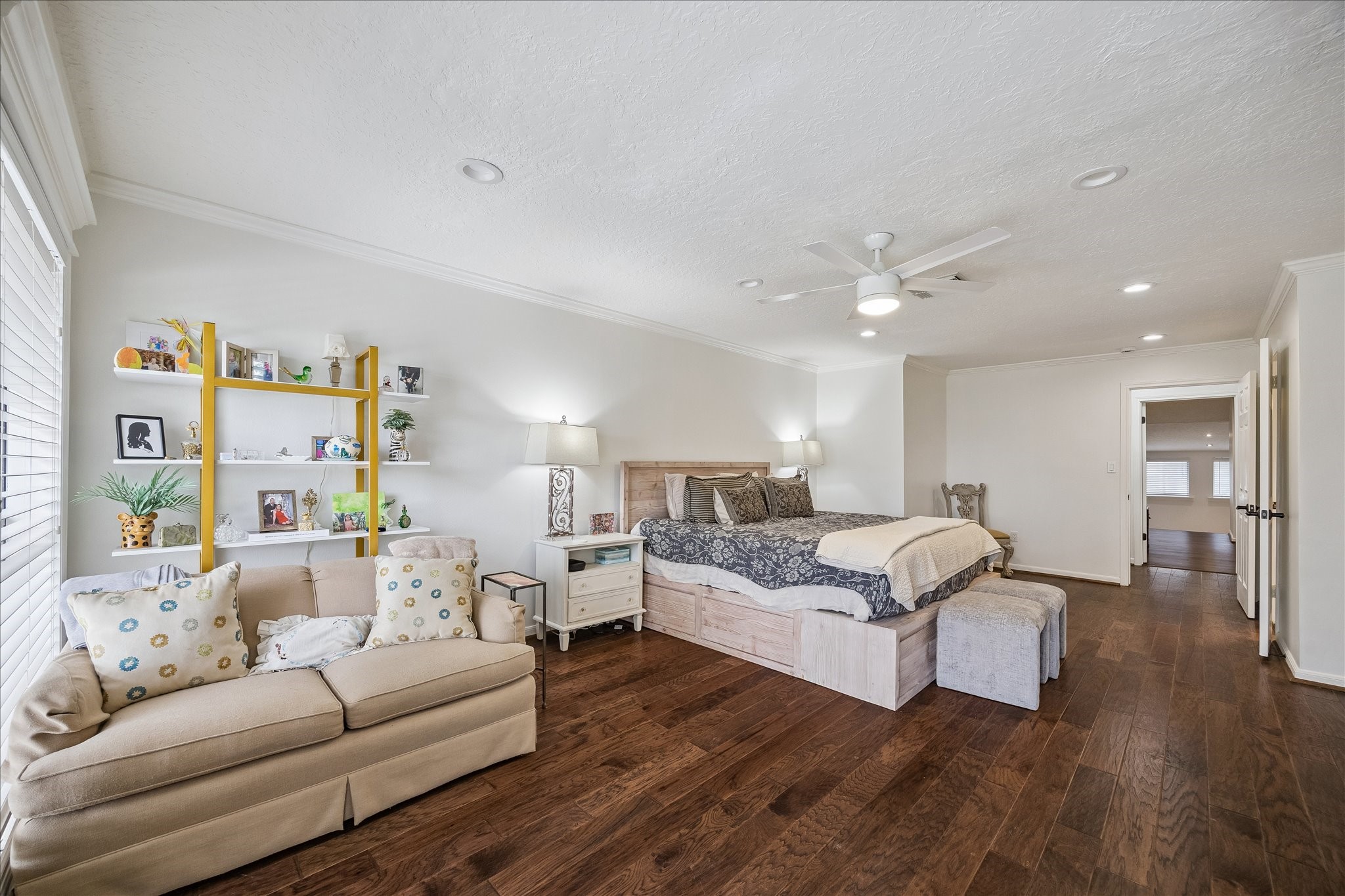 4520 Dickson Street Houston, TX 77007 - Photo 13 of 25 Plenty of room for a sitting area in the primary bedroom.