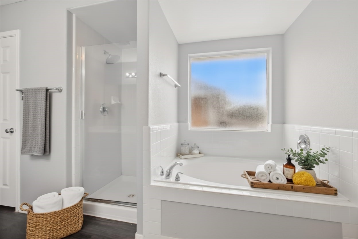 1193 Stallion Ridge Alvin, TX 77511 - Photo 10 of 14 a bath room with a toilet and a bath tub