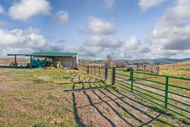 $1,100,000 | 985 Highway 95, Weiser, ID 83672