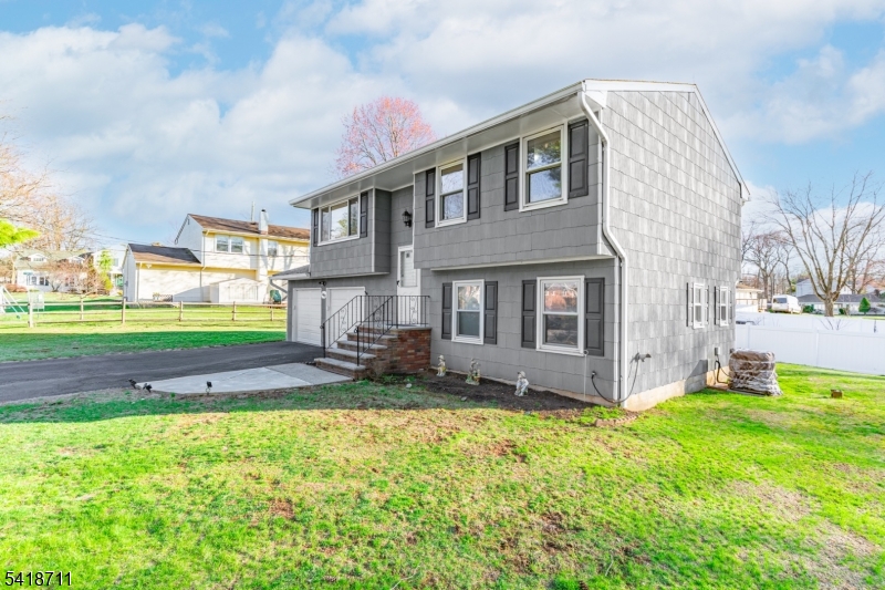 160 Stratton Street South Piscataway, NJ 08854 - Photo 3 of 32