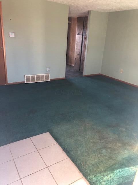 558 Old Tree Place Columbus, OH 43228 - Photo 2 of 11 Living Room