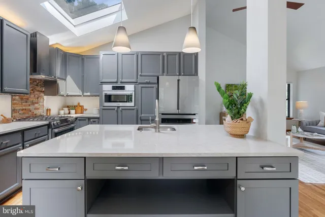 a view of a livingroom with furniture window and outside view