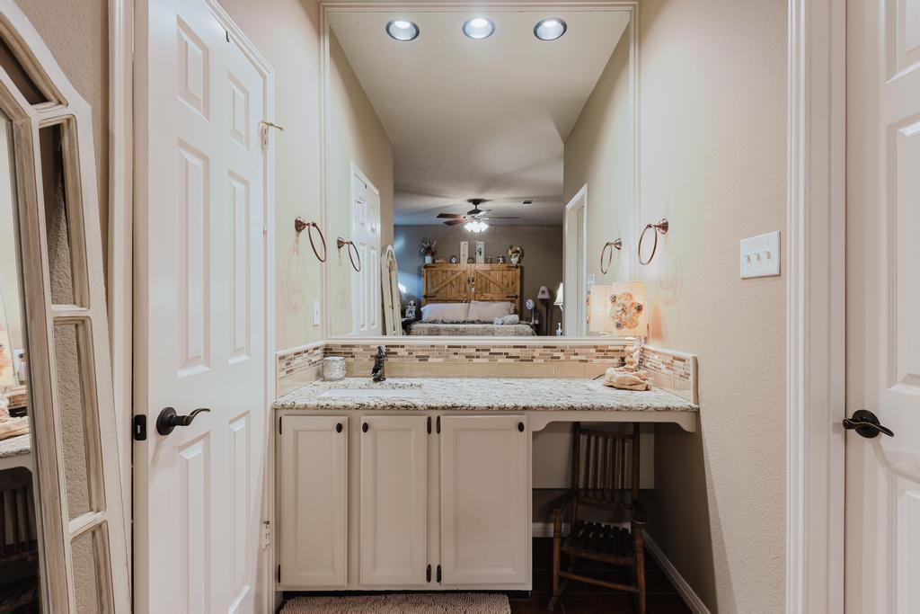 10819 Crown Colony Drive, Unit 40 Austin, TX 78747 - Photo 20 of 38 Bathroom with ensuite bathroom, tasteful backsplash, vanity, a ceiling fan, and recessed lighting