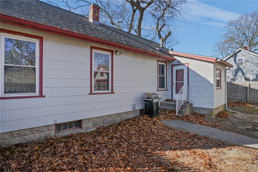 107 Wayne Street Warwick, RI 02889 - Photo 5 of 33