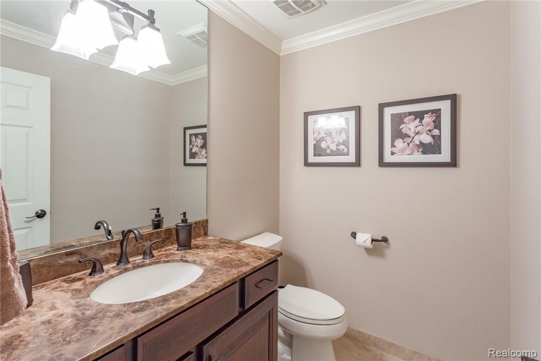338 Lake Forest Road Rochester, MI 48309 - Photo 19 of 28 IMG_9398.jpg