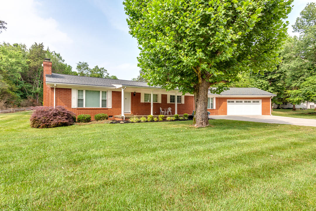 912 Eagle Bend Road Clinton, TN 37716 - Photo 1 of 40 004190605-1-912EagleBendRdClintonTN-SCRE