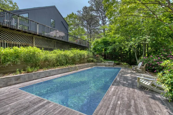 a view of a back yard