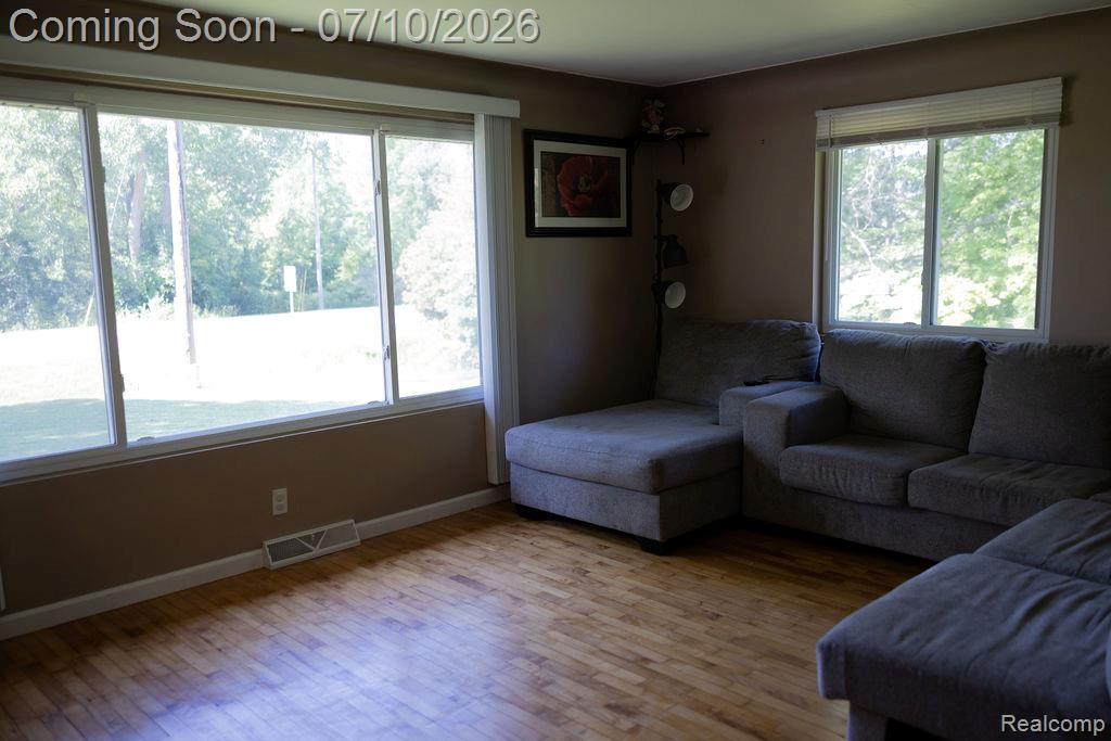 5052 Beecher Road Flint, MI 48532 - Photo 10 of 28 Living room