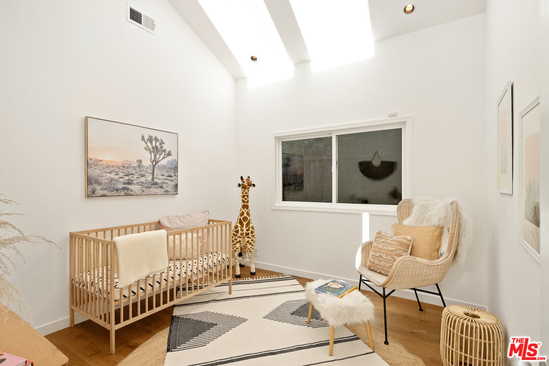 1314 Preston Way Venice, CA 90291 - Photo 20 of 37 a living room with furniture