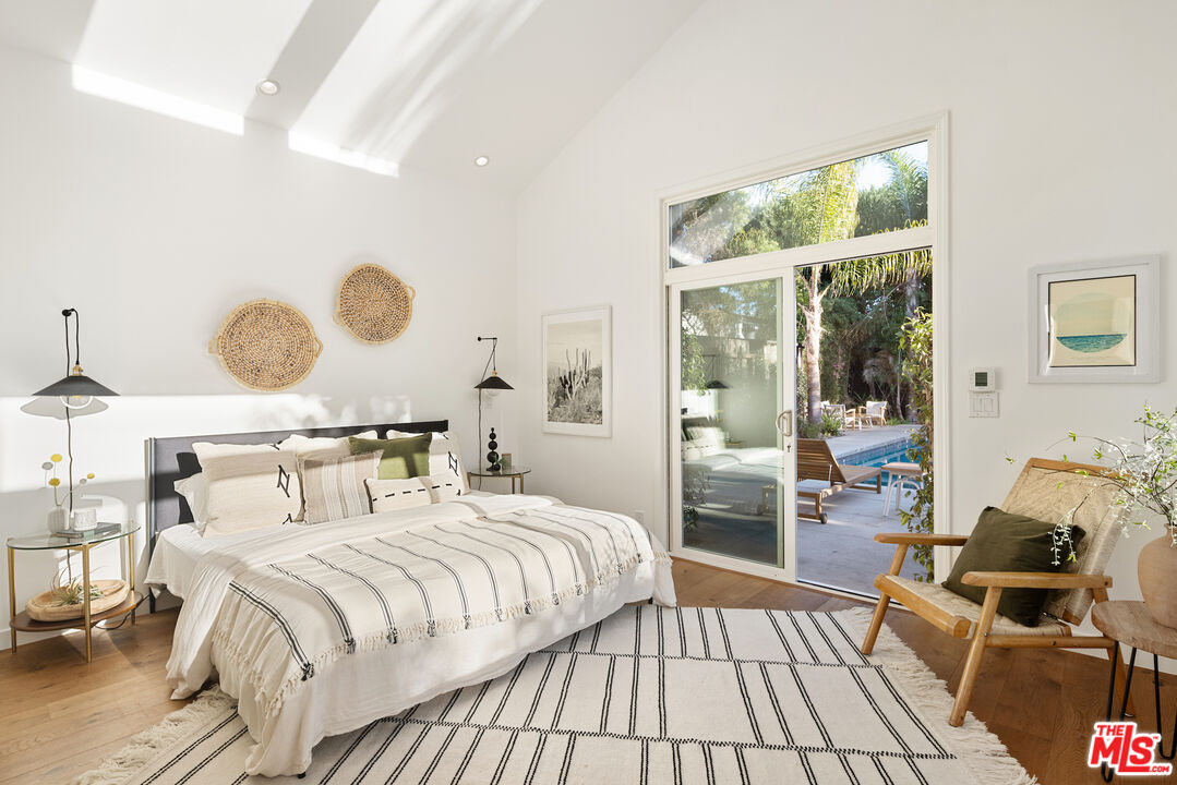 1314 Preston Way Venice, CA 90291 - Photo 21 of 37 a bedroom with a large bed and a window