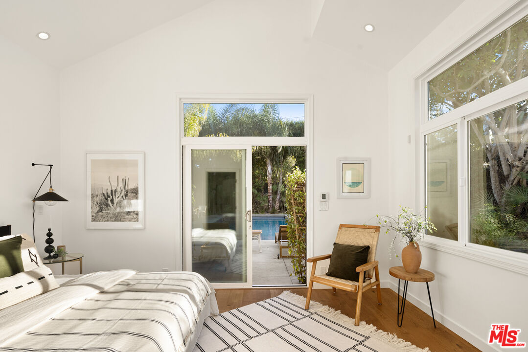 1314 Preston Way Venice, CA 90291 - Photo 22 of 37 a bedroom with a large bed and a window