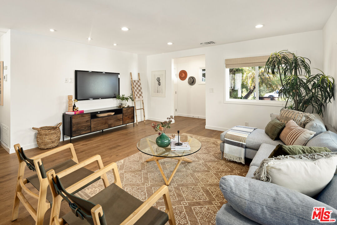 1314 Preston Way Venice, CA 90291 - Photo 3 of 37 a living room with furniture and a flat screen tv