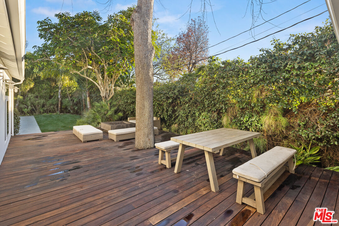 1314 Preston Way Venice, CA 90291 - Photo 33 of 37 a view of a chairs and table on the wooden floor