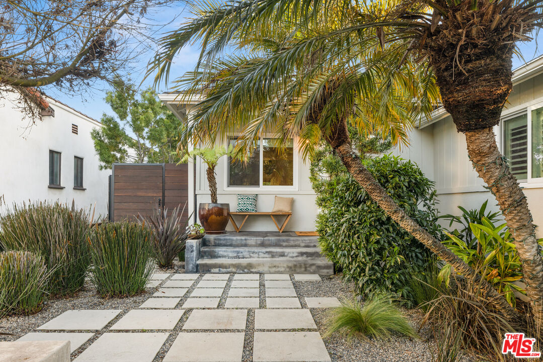 1314 Preston Way Venice, CA 90291 - Photo 36 of 37 a view of a pathway both side of house