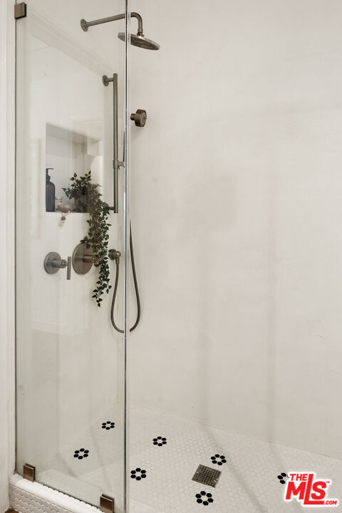 1314 Preston Way Venice, CA 90291 - Photo 8 of 37 a bathroom with a shower