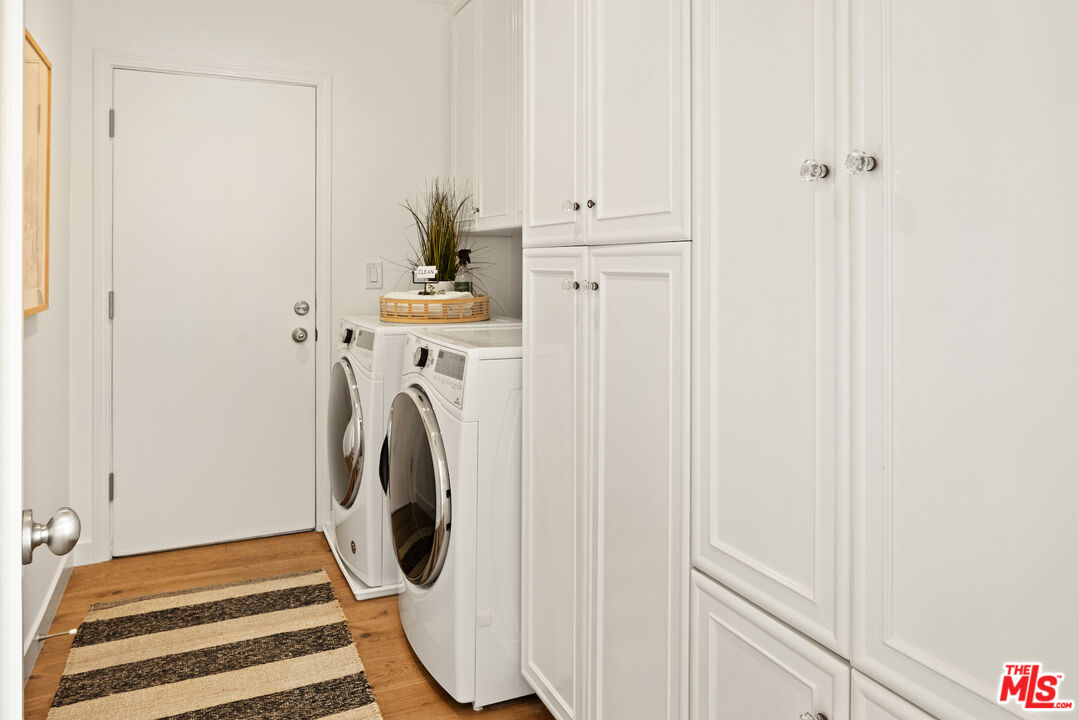 1314 Preston Way Venice, CA 90291 - Photo 10 of 37 a utility room with dryer and washer
