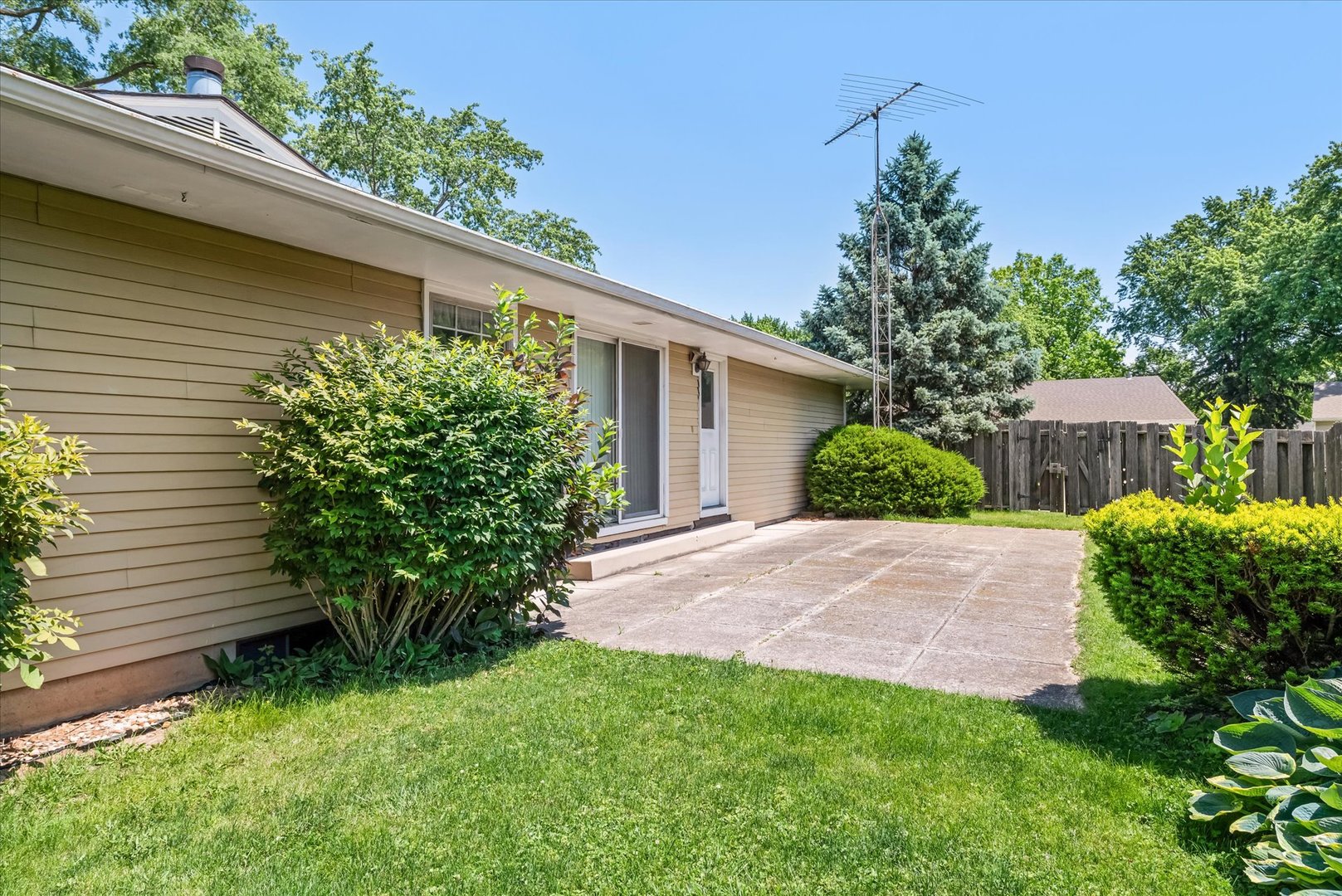 33 Somerset Road Montgomery, IL 60538 - Photo 17 of 17 a couple of potted plants in front of a house