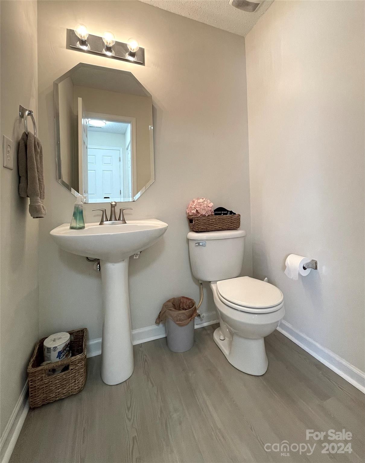 3216 Barons Court Road Charlotte, NC 28213 - Photo 18 of 29 a bathroom with a toilet sink and mirror