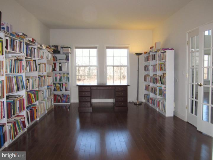 6 Sapphire Road Robbinsville, NJ 08691 - Photo 9 of 25 Library