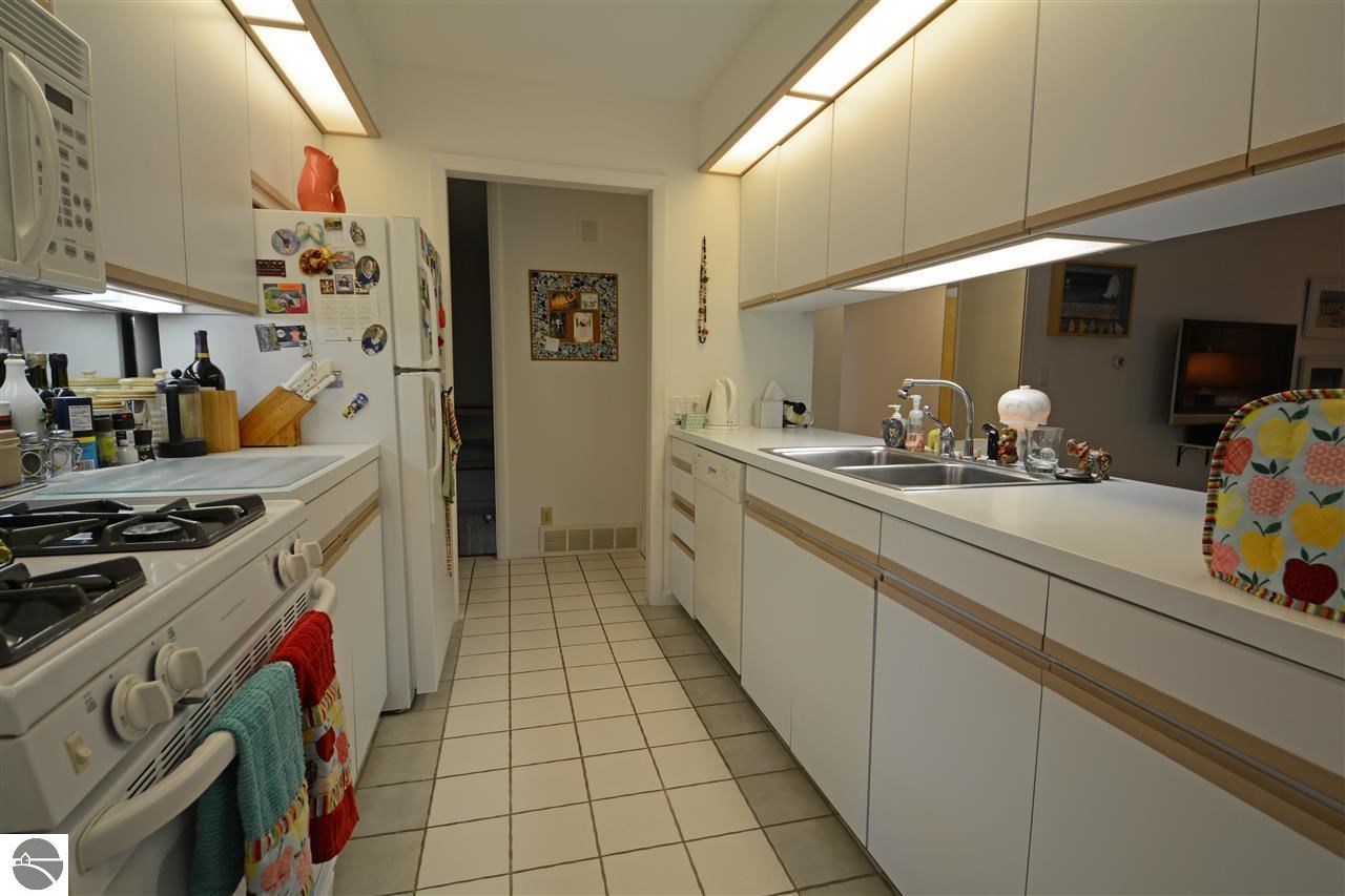 610 Bloomfield Road Traverse City, MI 49686 - Photo 17 of 56 1797226-16.JPG