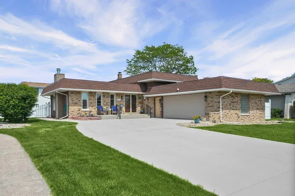 $420,000 | 1045 Heather Lane, Munster, IN 46321