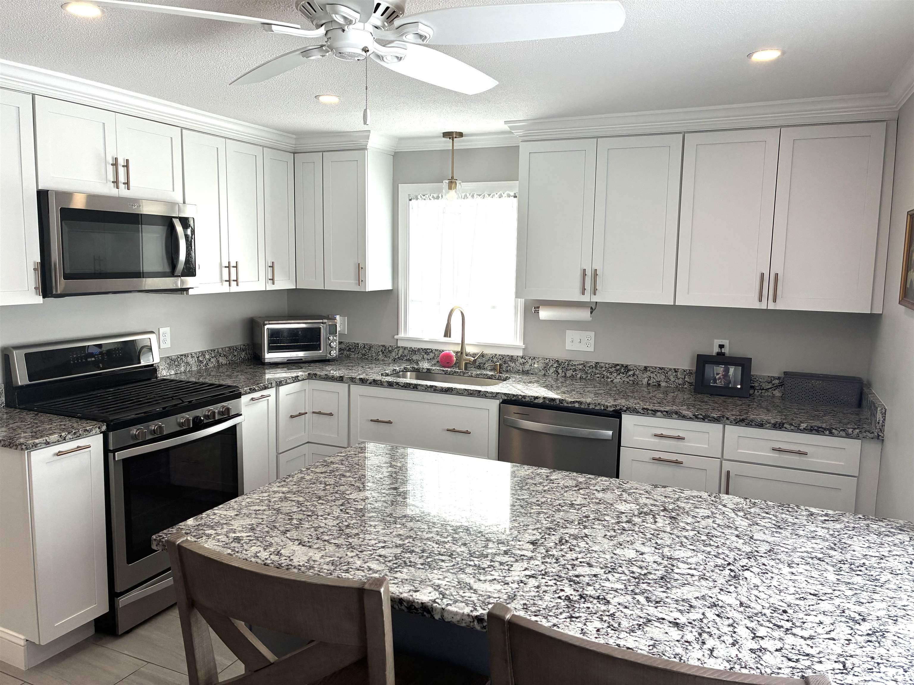 90 Tarbell Street Manchester, NH 03104 - Photo 3 of 60