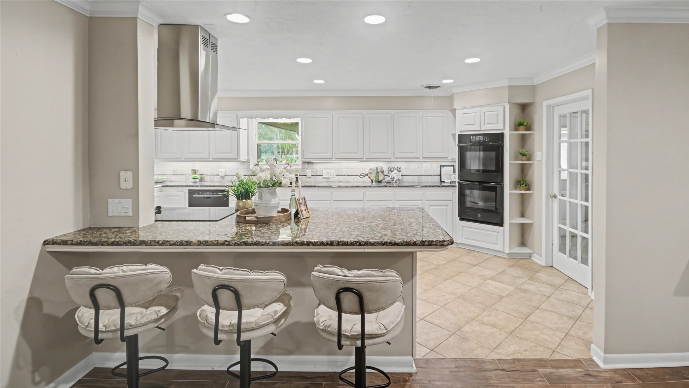 1431 Walnut Lane Houston, TX 77339 - Photo 6 of 44 Functional kitchen layout with a peninsula for seating and prep, open to the living area for a connected feel without losing definition.
