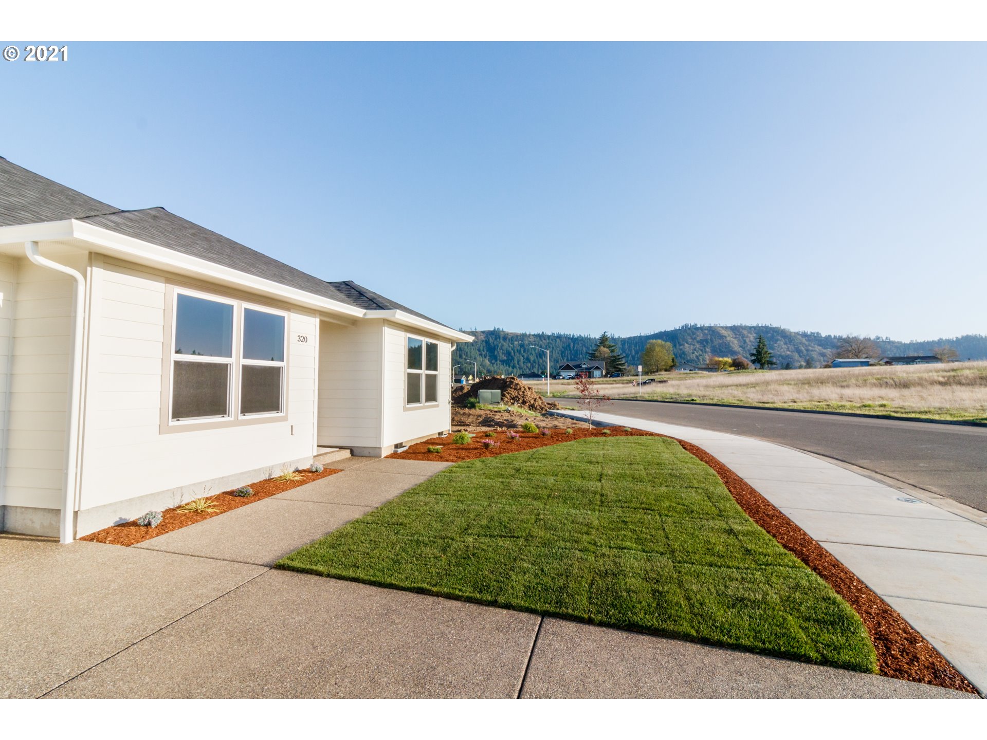 320 Northeast Rose Ridge Drive Winston, OR 97496 - Photo 6 of 31 Gallery Image 6
