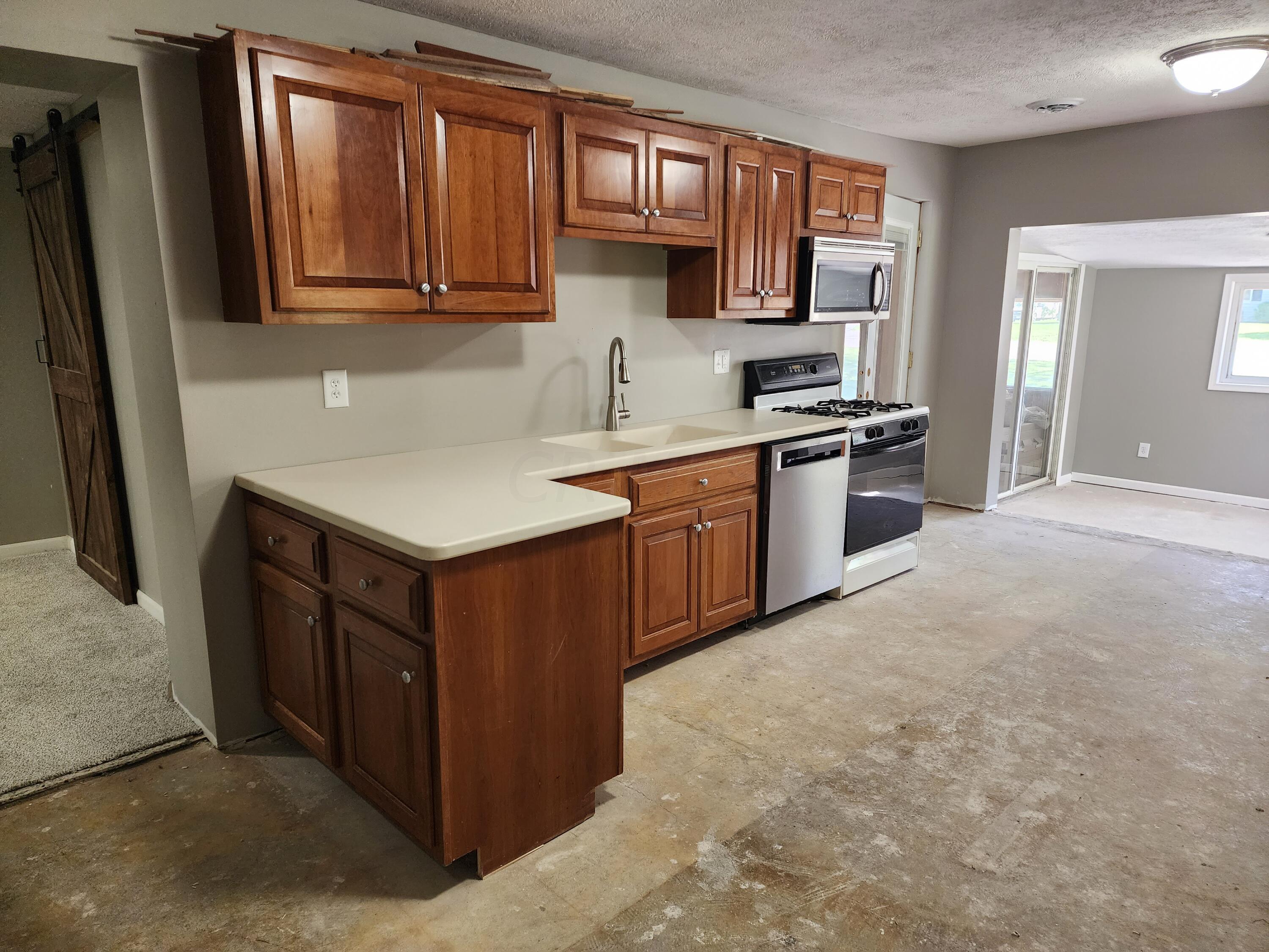 257 London Road Delaware, OH 43015 - Photo 6 of 26 Kitchen