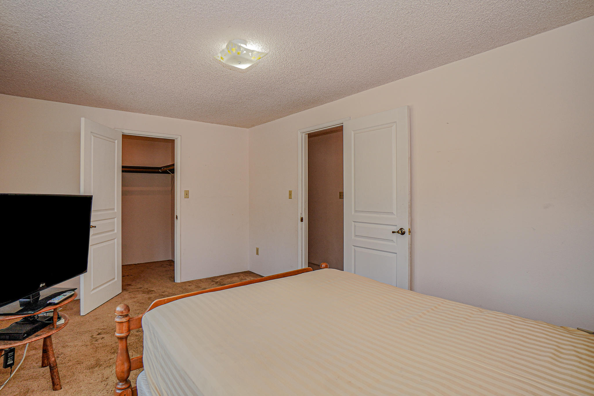 3632 Willow Springs Road Central Point, OR 97502 - Photo 22 of 36 a bedroom with a bed and a flat screen tv