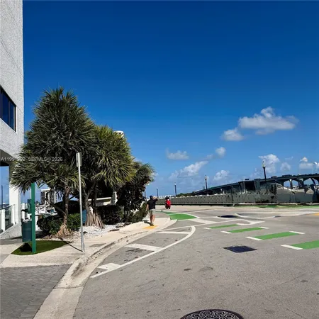 $2,950 | 555 Northeast 15th Street, Unit 29F, Miami, FL 33132