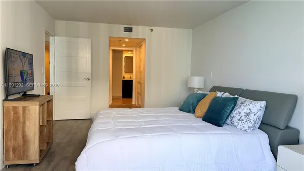 $2,950 | 555 Northeast 15th Street, Unit 29F, Miami, FL 33132