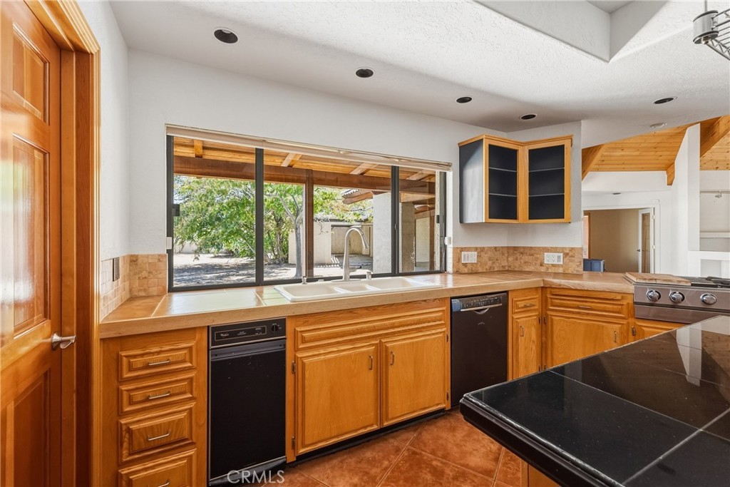 13009 Rincon Road Apple Valley, CA 92308 - Photo 15 of 52 Gallery Image 15