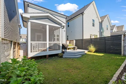 a view of a house with backyard