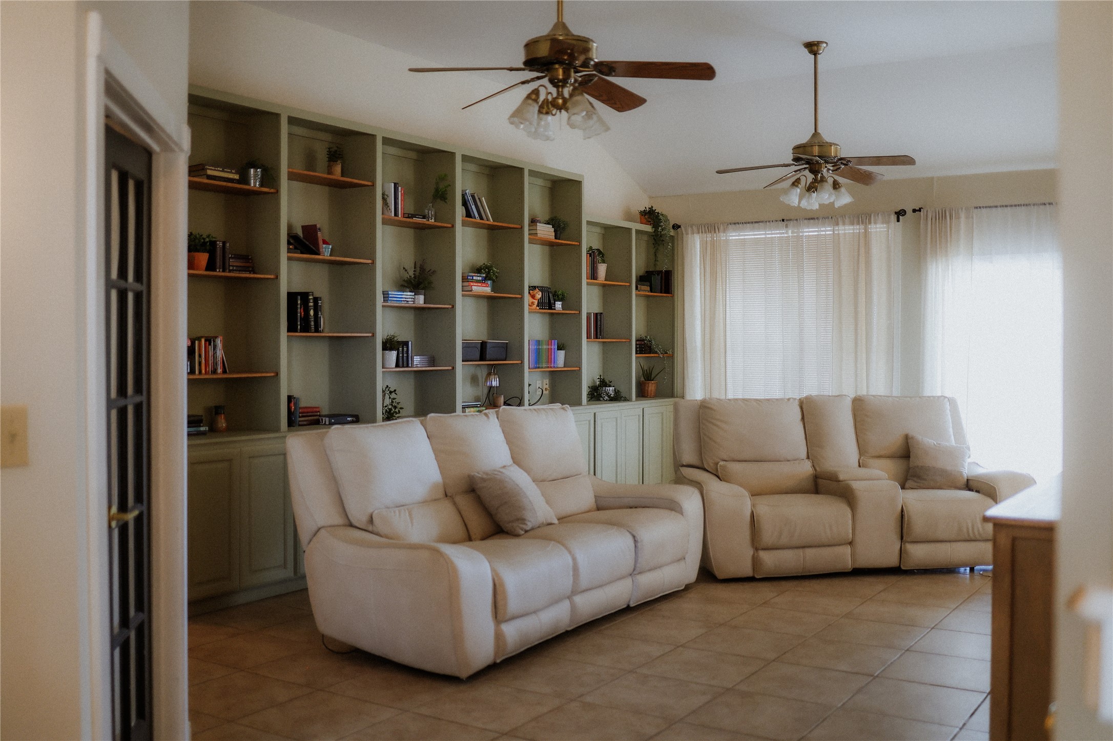 17323 Manda Carlson Road Manor, TX 78653 - Photo 8 of 29 Extensive custom built-ins and vaulted ceilings anchor this welcoming living area.