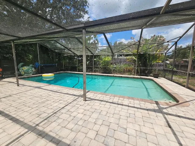 a view of a backyard