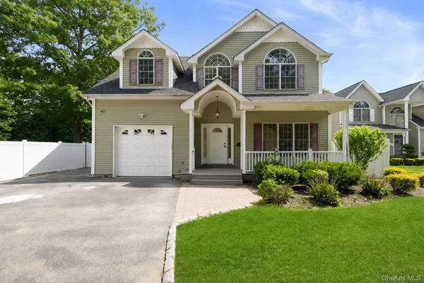 $899,999 | 40 Muncey Road, Bay Shore, NY 11706