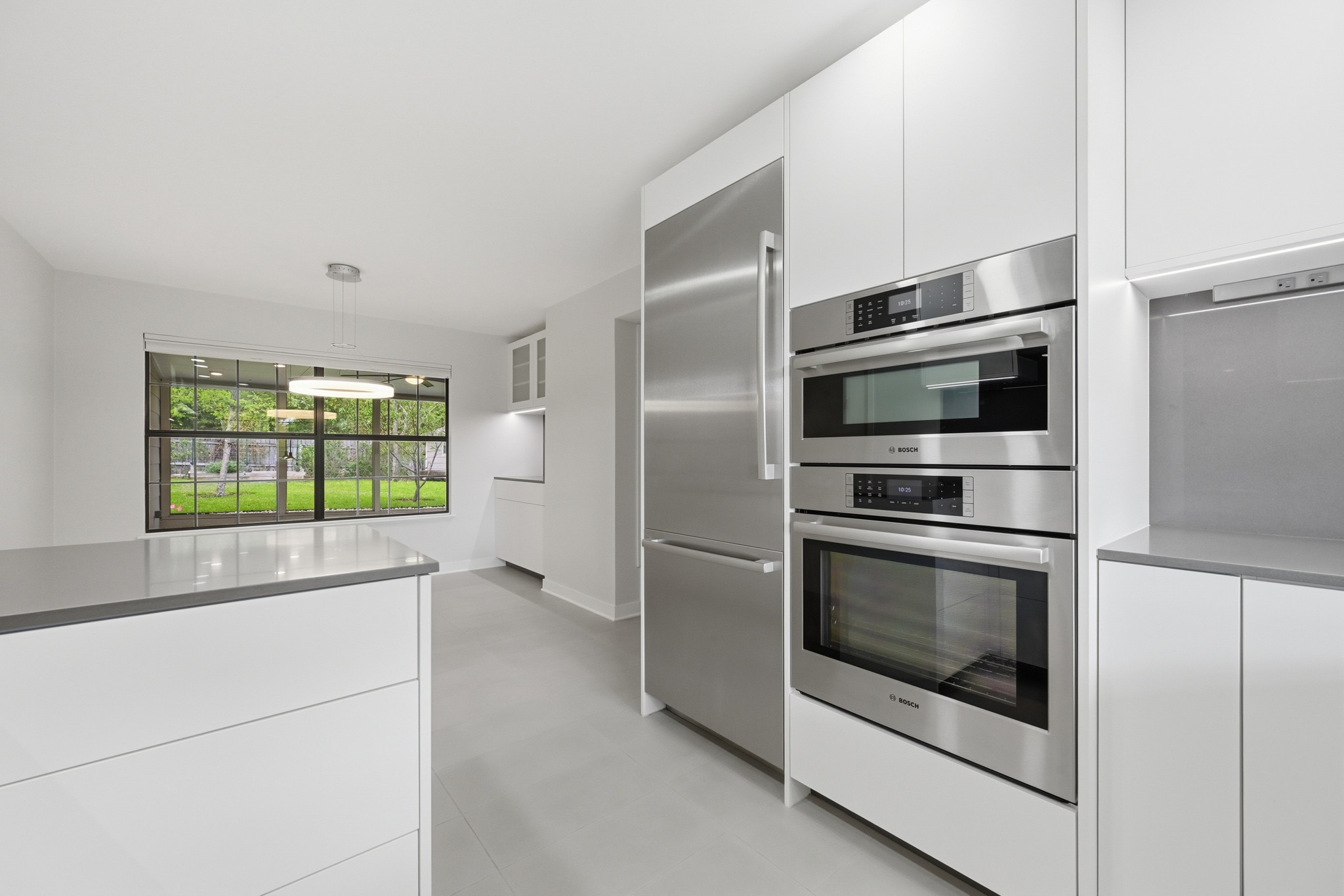 320 Ridgecrest Road Georgetown, TX 78628 - Photo 13 of 39 a kitchen with stainless steel appliances a stove microwave and refrigerator