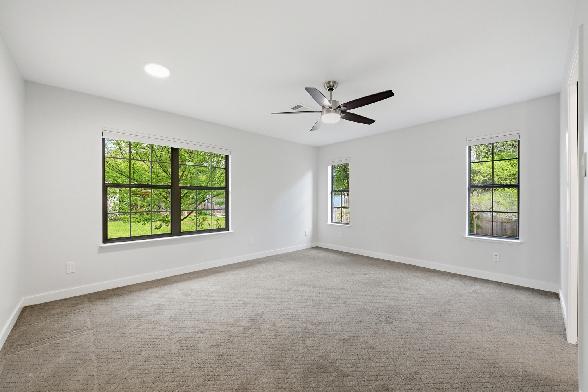 320 Ridgecrest Road Georgetown, TX 78628 - Photo 14 of 39 an empty room with windows and ceiling fan