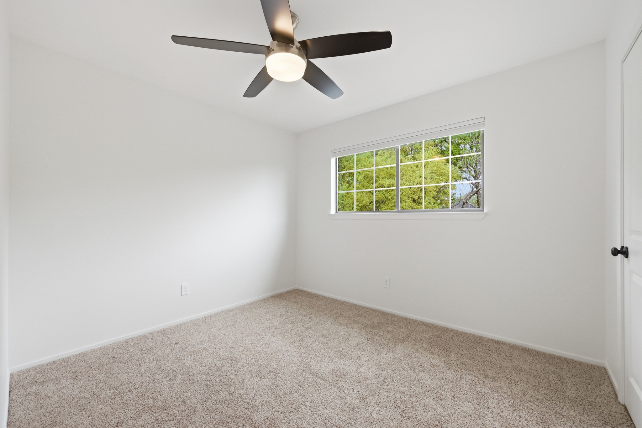 320 Ridgecrest Road Georgetown, TX 78628 - Photo 18 of 39 an empty room with a window and a fan